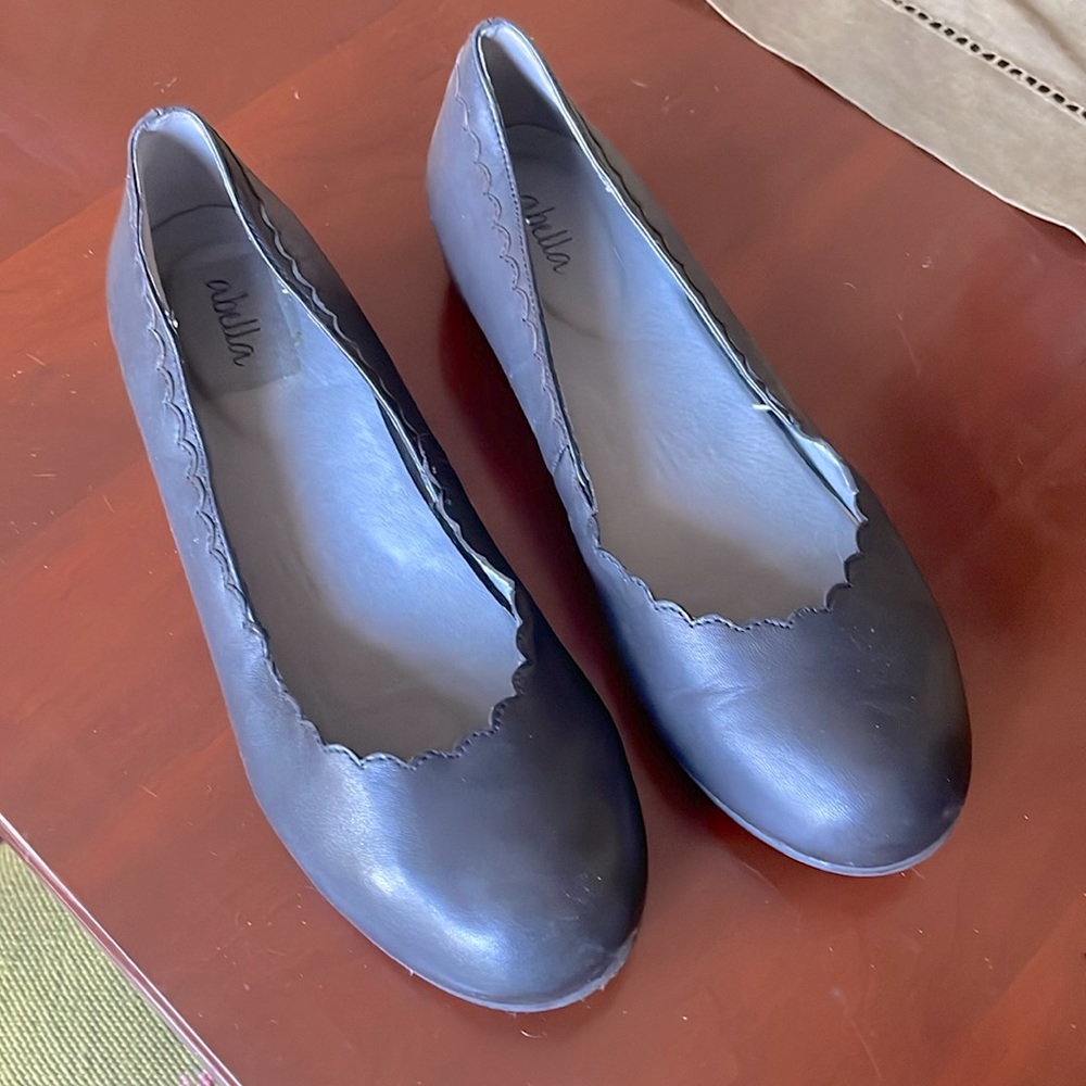 NWOT Abella black leather flat size 8.5M
